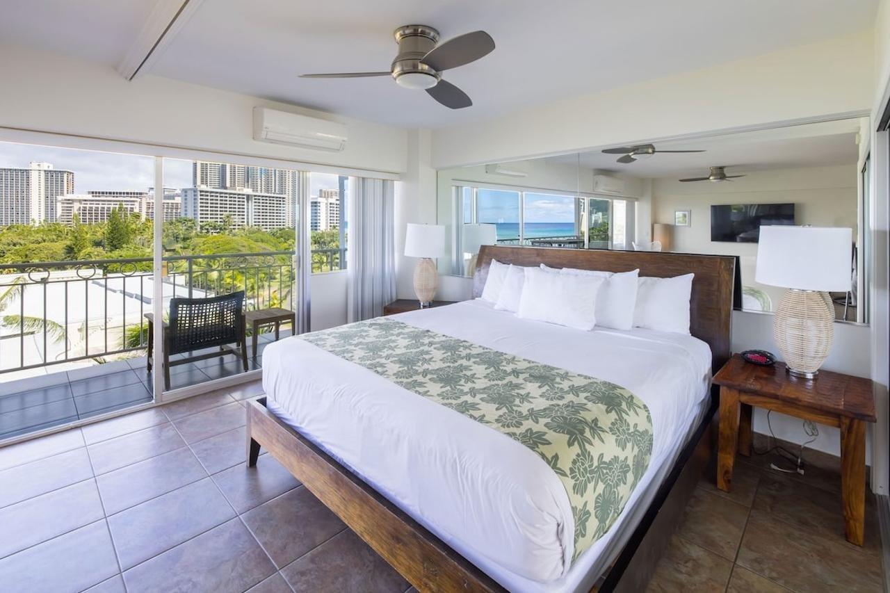 Waikiki Shore By Outrigger Honolulu Exterior photo