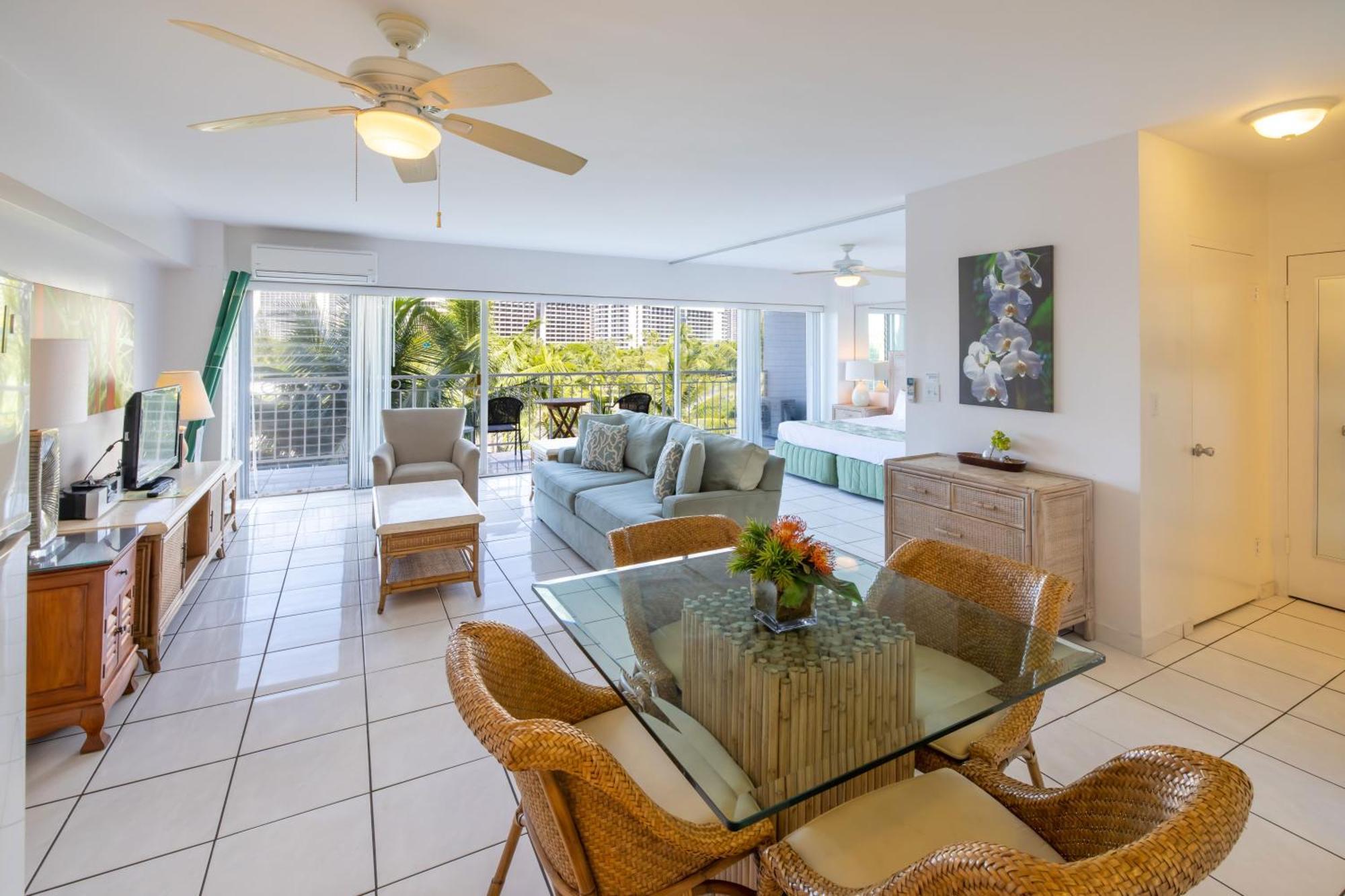 Waikiki Shore By Outrigger Honolulu Room photo