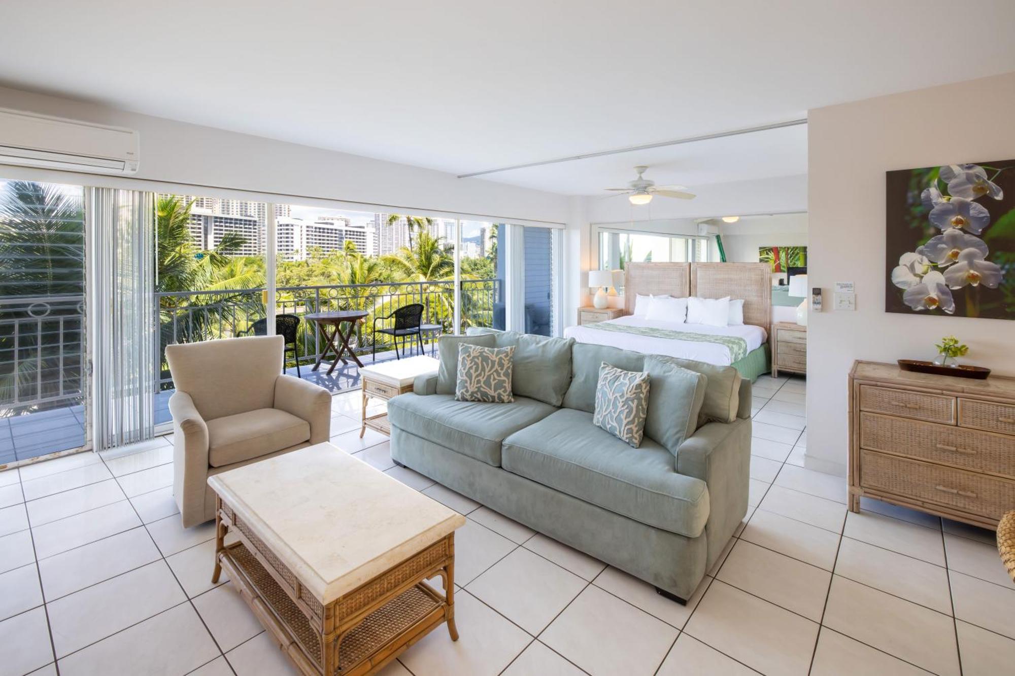 Waikiki Shore By Outrigger Honolulu Room photo
