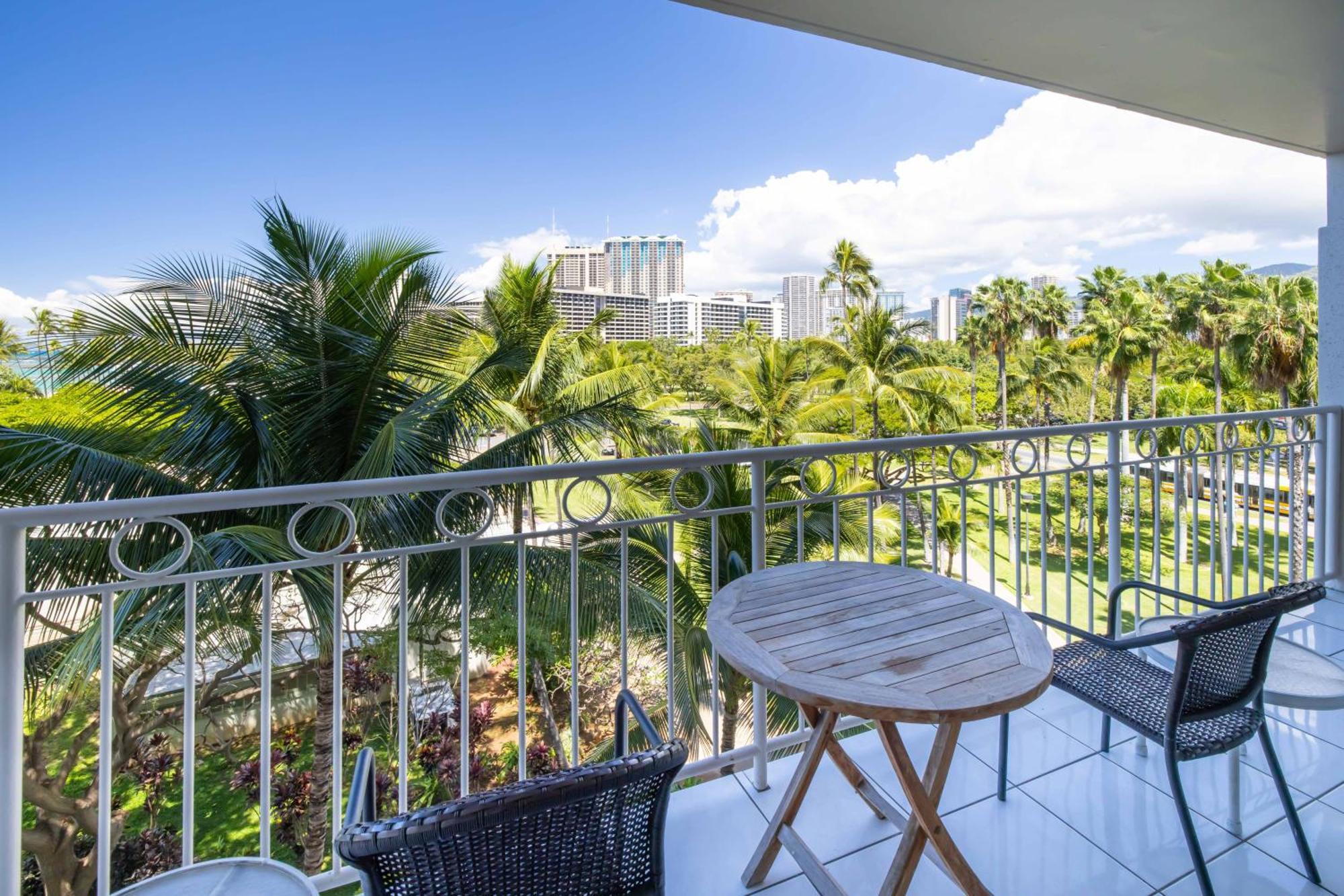 Waikiki Shore By Outrigger Honolulu Room photo