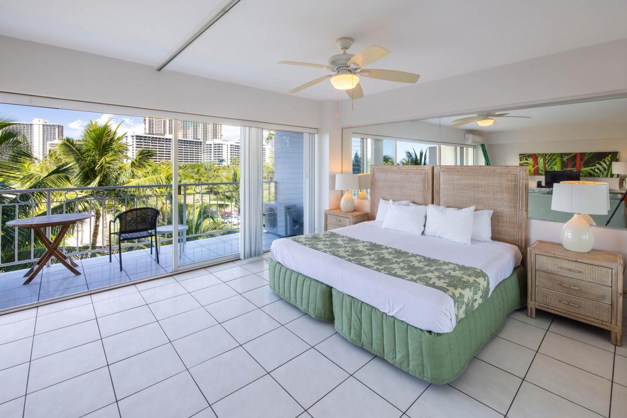 Waikiki Shore By Outrigger Honolulu Room photo