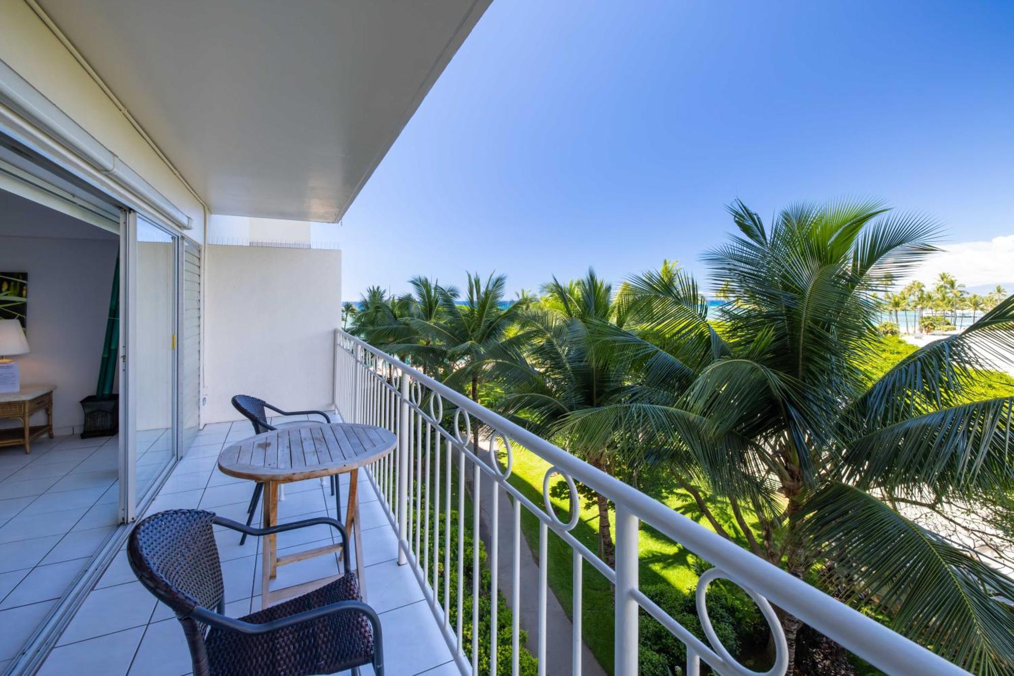 Waikiki Shore By Outrigger Honolulu Room photo