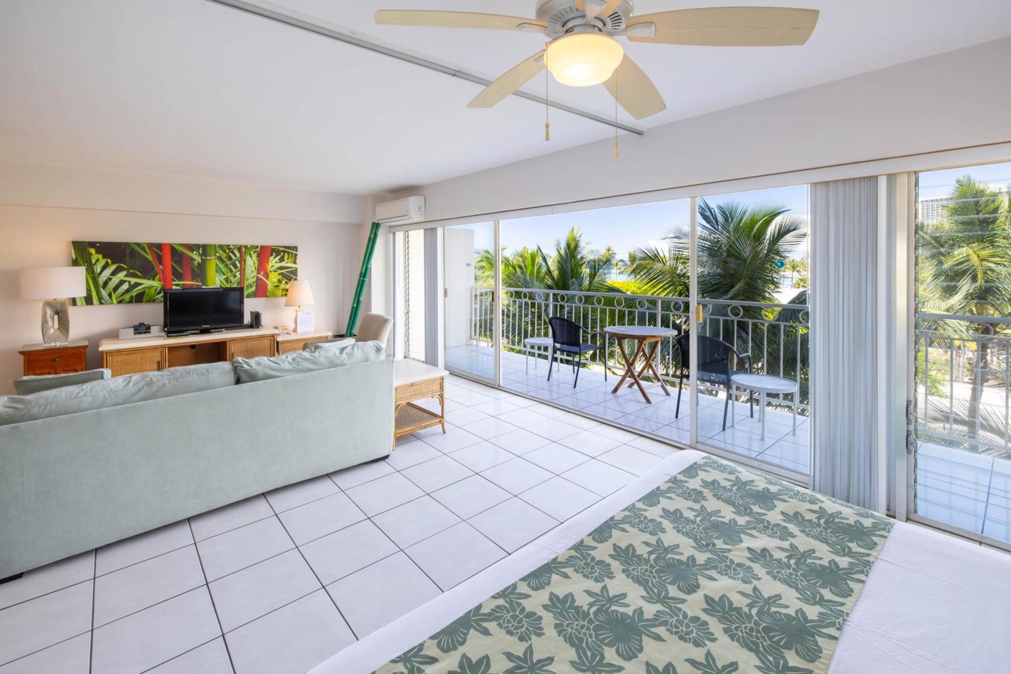 Waikiki Shore By Outrigger Honolulu Room photo